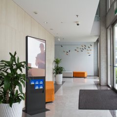 Smart Line digitální totem stojan 6 x A4 s 43" Samsung obrazovkou a dotykovým displejem bílý